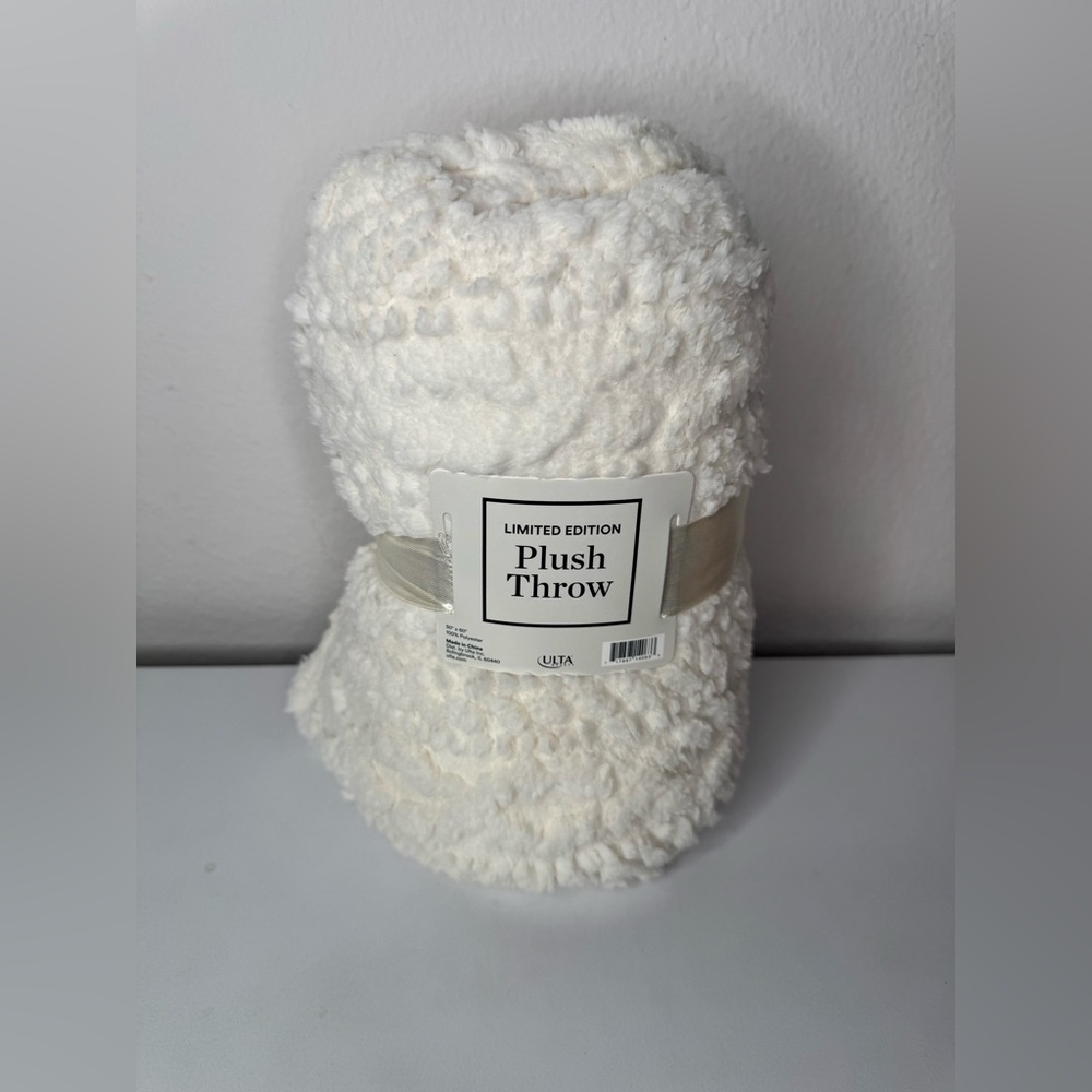NEW Ulta Beauty Limited Ed. White Plush Throw Blanket  “50x 60” NWT  $65 Retail